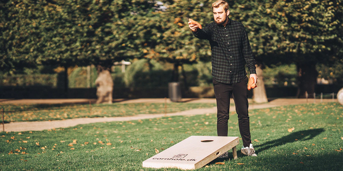 Installation jeu cornhole extérieur lors d'un événement public